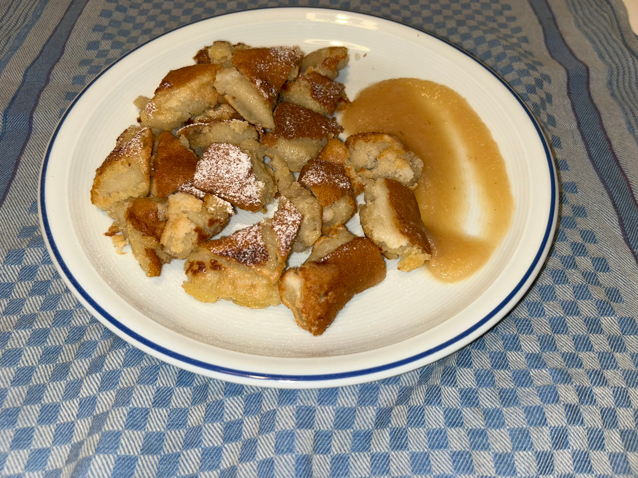 Mehr über den Artikel erfahren Kaiserschmarrn: Austrian Scrambled Pancakes