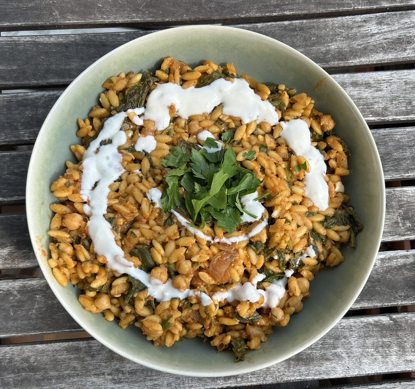 Mehr über den Artikel erfahren Chickpea Overload Orzo