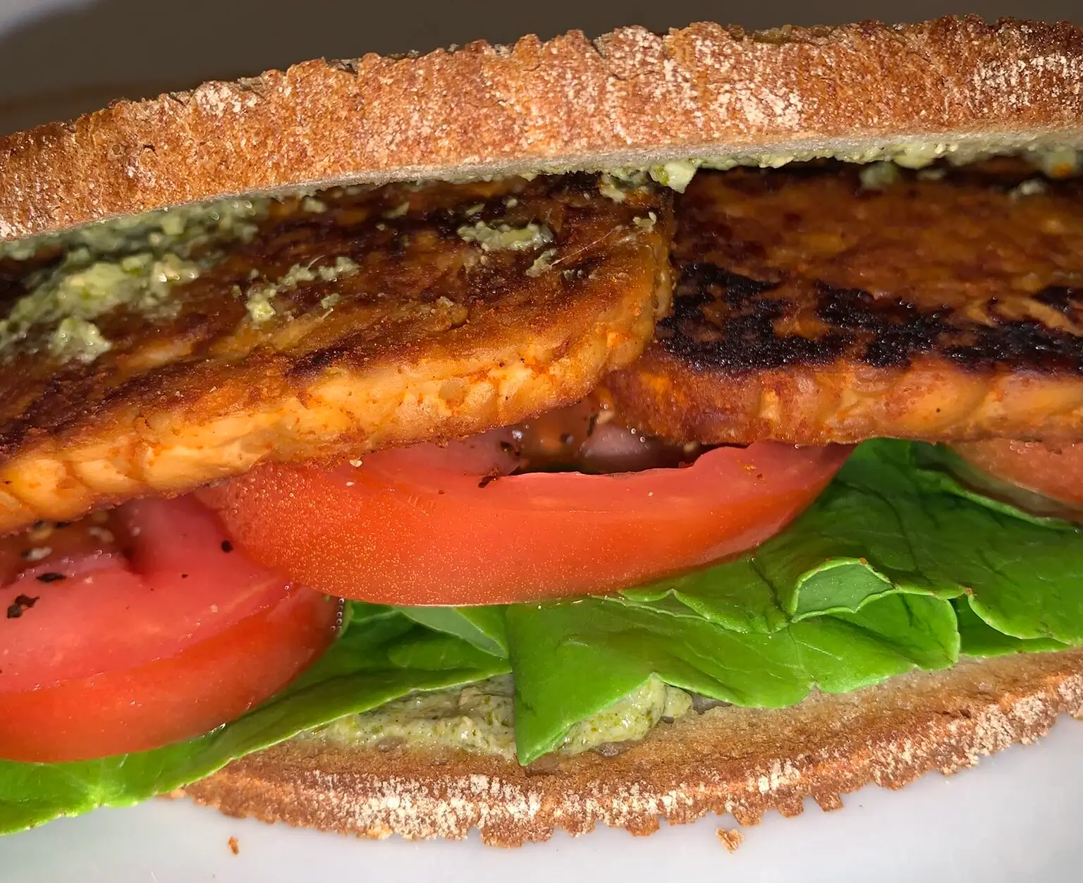 Mehr über den Artikel erfahren TLT: Tempeh Lettuce Tomato Sandwich