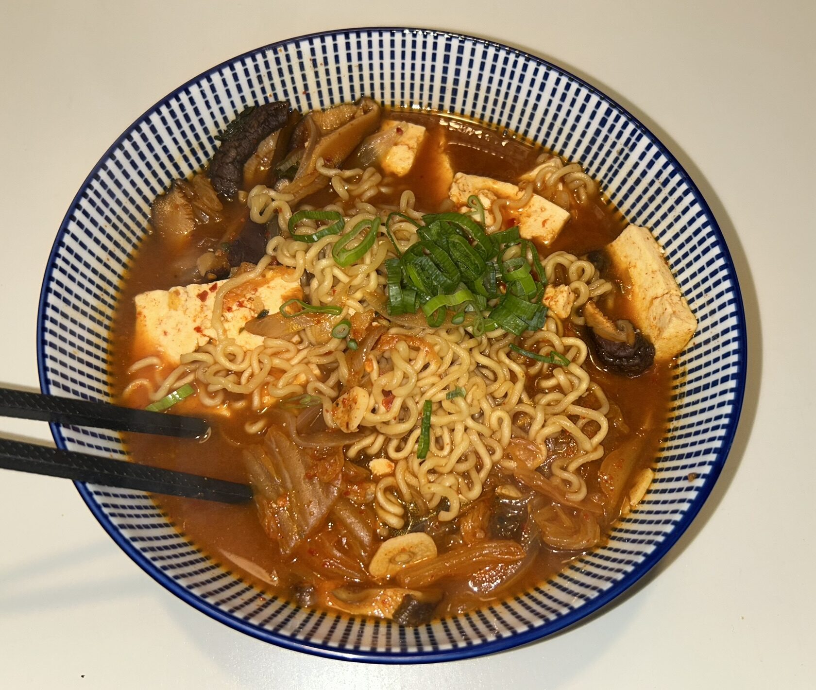 Mehr über den Artikel erfahren Kimchi Jjigae Instant Ramen