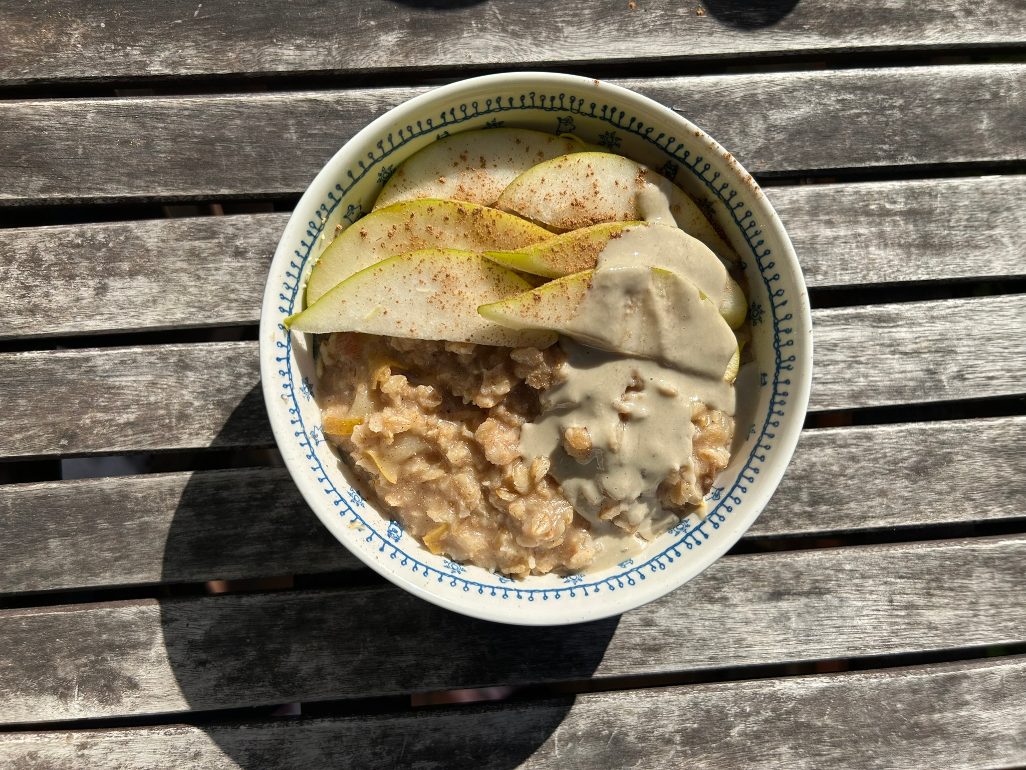 Mehr über den Artikel erfahren Caramelized Pear & Tahini Porridge