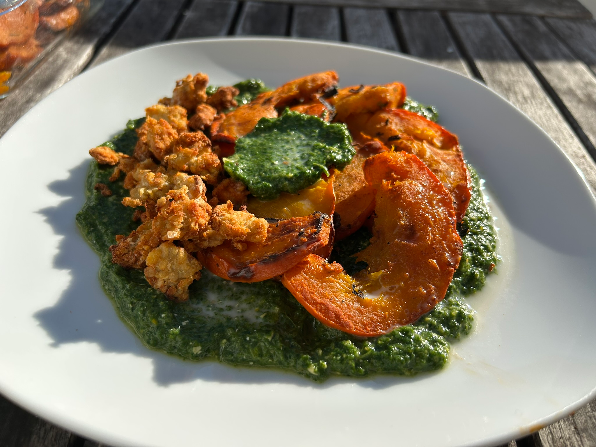 Mehr über den Artikel erfahren Curry-spiced Pumpkin & Coconut-Spinach Cream